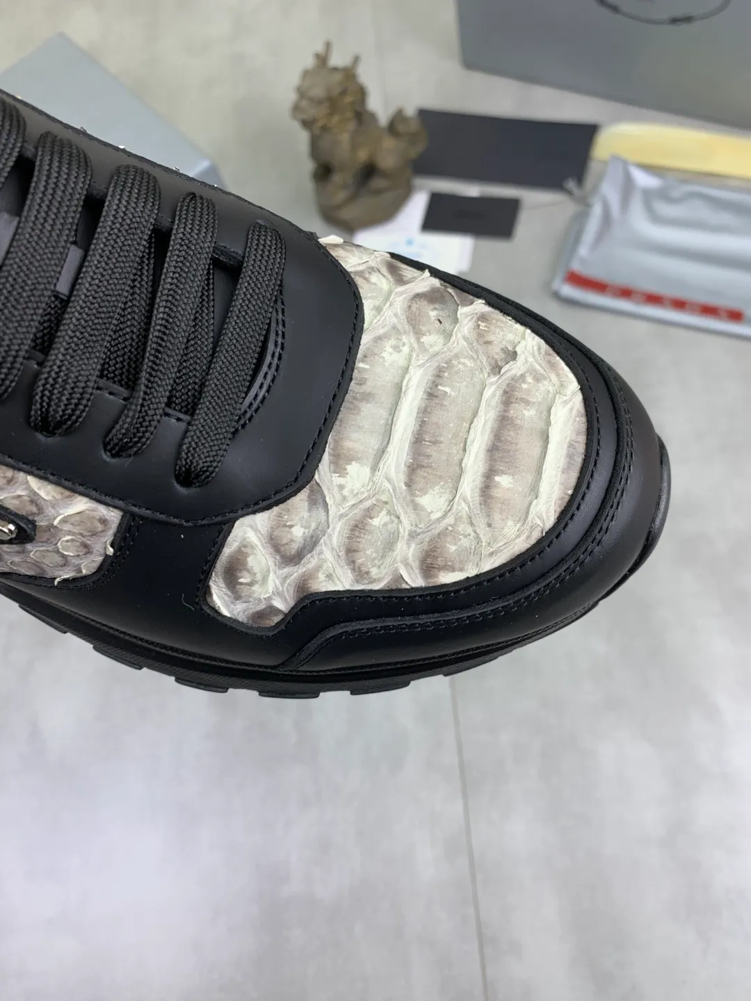 Men's men's shoes💰P580💰【New model】Top quality, new popular models on the official website, which will never go out of style for a century,🆘 The trendy brand (Prada) mainly promotes popular models, avant-garde and versatile fashionable men's shoes, privately molded, with cowhide splicing and 1:1 oil edge treatment... fashionable and simple, original imported cowhide with python skin, cowhide leather lining for feet; the atmosphere and personality are more fashionable, eye-catching and pursuing class. It will subvert the old idea and be a must-have for fashionistas who want to spend time with you! Must keep it! High-end comfortable and low-cost, high-end quality workmanship. Size: 38-44 Various colors available. full package